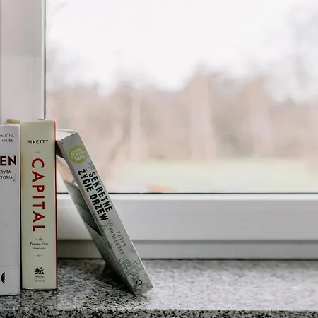 New! With 3 Beds - Easy Access To Airport, Center & Wum Appartement Warschau